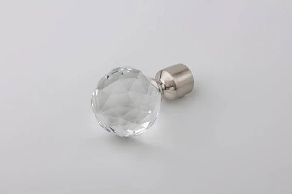 灰色の背景にカーテンコーニスのための現代の結晶のフィニアル — ストック写真