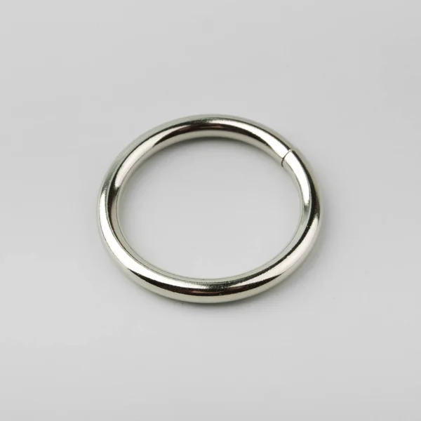 Gordijn Metalen Ring Voor Kroonlijst Pole Grijze Achtergrond — Stockfoto