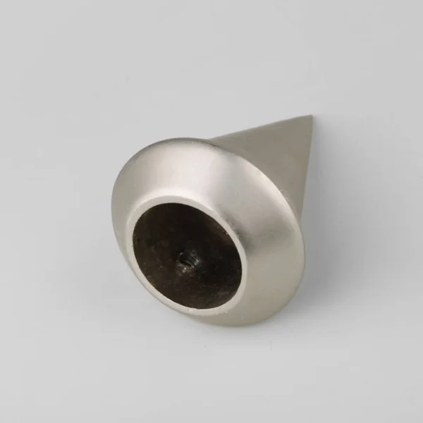 Scharfe Kegelförmige Moderne Metallspitze Für Gesims Auf Grauem Hintergrund — Stockfoto