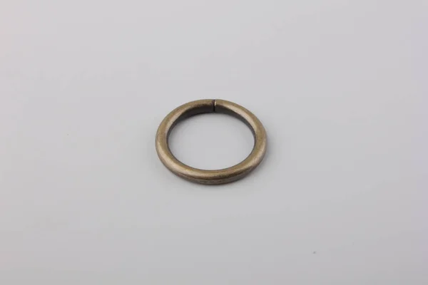 Anillo Metal Cortina Para Poste Cornisa Sobre Fondo Gris —  Fotos de Stock