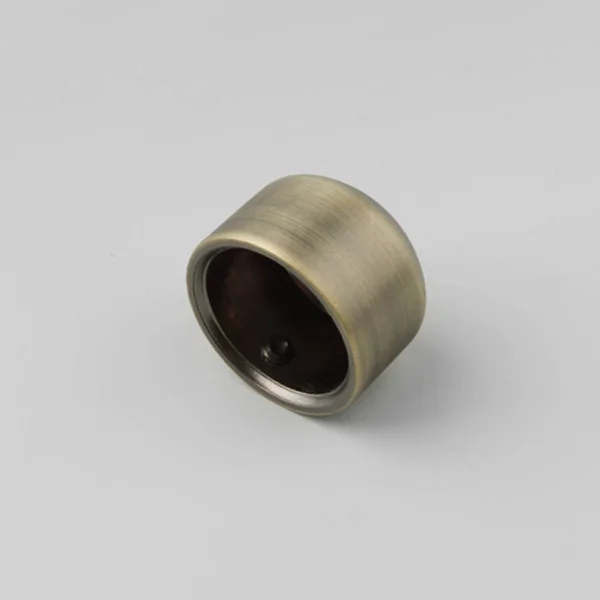 灰色の背景に終わるシンプルな丸い金属カーテンポール — ストック写真