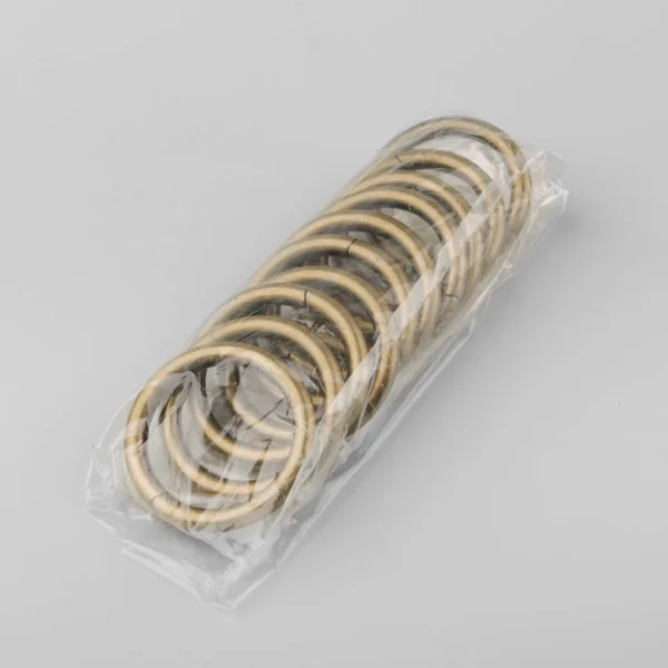 Paquete Anillos Metal Cortina Para Poste Cornisa Sobre Fondo Gris —  Fotos de Stock