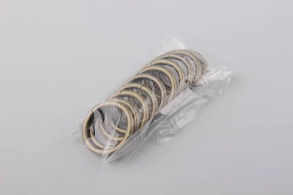 Pakket Van Gordijn Metalen Ringen Voor Kroonlijst Grijze Achtergrond — Stockfoto