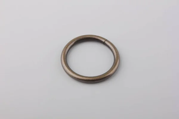 Металлическое Кольцо Карниза Сером Фоне — стоковое фото