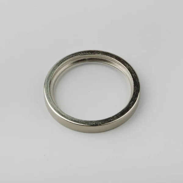 Anillo Metal Cortina Para Poste Cornisa Sobre Fondo Gris —  Fotos de Stock