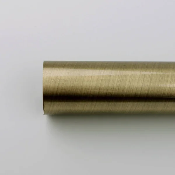 灰色の背景に現代の金属のカーテン棒管 — ストック写真