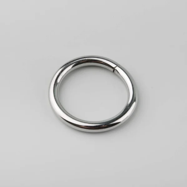 Gordijn Metalen Ring Voor Kroonlijst Pole Grijze Achtergrond — Stockfoto