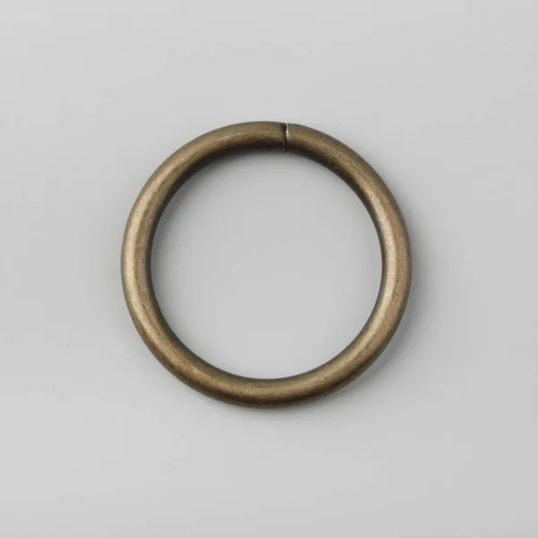 Függönyfém Gyűrű Párkány Szürke Háttérrel — Stock Fotó