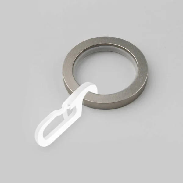 Gordijn Metalen Ring Met Kunststof Hanger Voor Kroonlijst Pole Grijze — Stockfoto