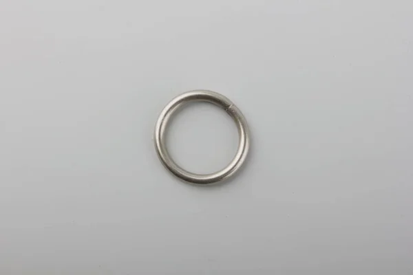 Metalowy Pierścień Kurtyny Słupa Gnicowego Szarym Tle — Zdjęcie stockowe