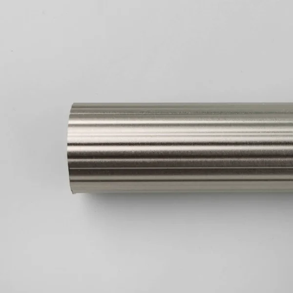 Vintage Metall Gardinenrohr Mit Gerillter Oberfläche Auf Grauem Hintergrund — Stockfoto