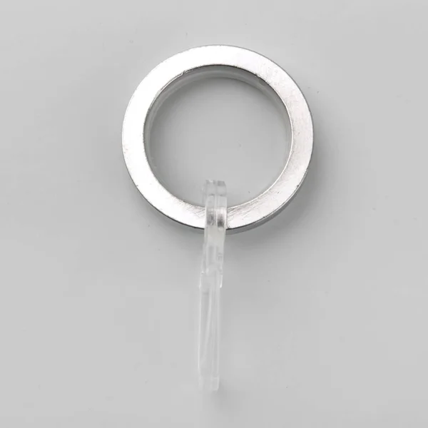 Gordijn Metalen Ring Met Hanger Voor Kroonlijst Pole Grijze Achtergrond — Stockfoto