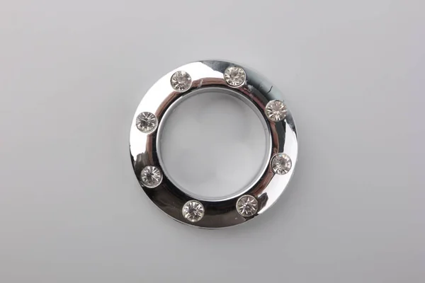 Pierścień Przelotowy Zasłona Kryształami Dekoracji Mocowania Gzyms Szarym Tle — Zdjęcie stockowe