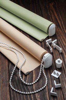 kahverengi ahşap masa üzerinde haddelenmiş kepenkler