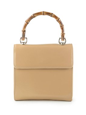 Beyaz arka planda izole edilmiş bej kadın deri çanta.