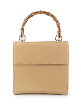 Beyaz arka planda izole edilmiş bej kadın deri çanta.