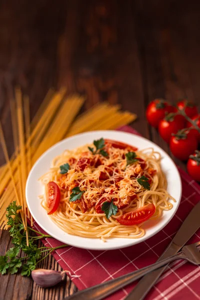 Massa Carbonara Com Molho Tomate Carne Picada Queijo Parmesão Ralado — Fotografia de Stock