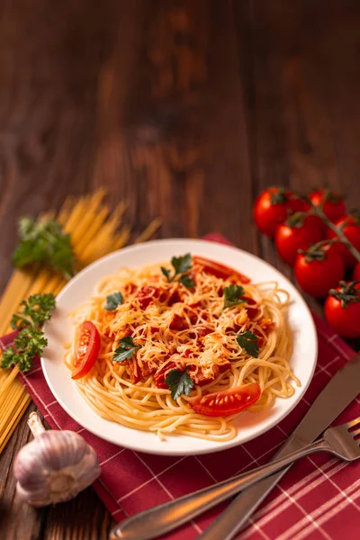 Pasta Carbonara Med Tomatsås Och Malet Kött Riven Parmesanost Och — Stockfoto