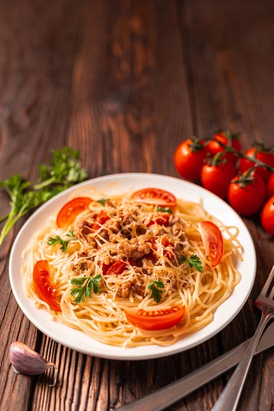 Pasta boloñesa con salsa de tomate y carne picada, queso parmesano rallado y perejil fresco - pasta italiana sana casera sobre fondo rústico de madera . —  Fotos de Stock