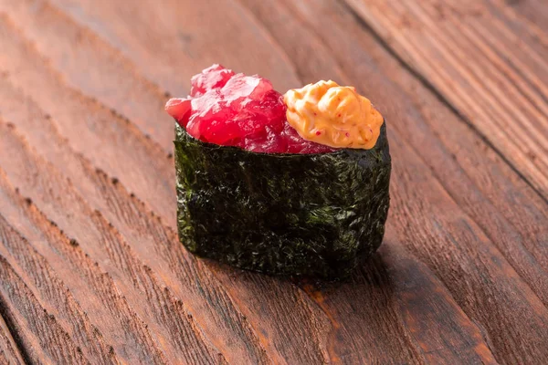 Sushi Sul Tavolo Legno Primo Piano Delizioso Cibo Giapponese Con — Foto Stock