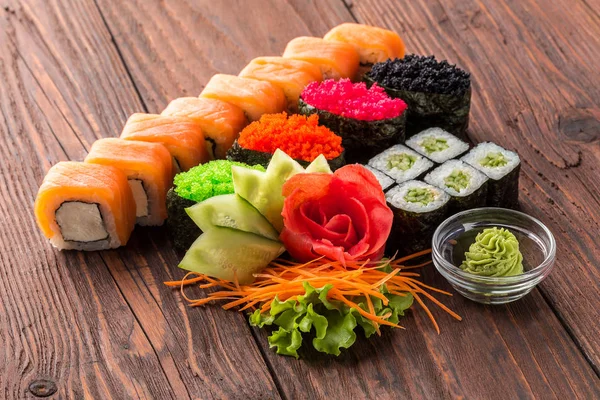 Set Sushi Mesa Madera Primer Plano Deliciosa Comida Japonesa Con — Foto de Stock