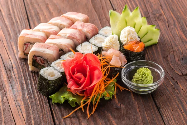 Suşi Seti Ahşap Masada Suşi Dürümlü Lezzetli Japon Yemeklerini Yakından — Stok fotoğraf
