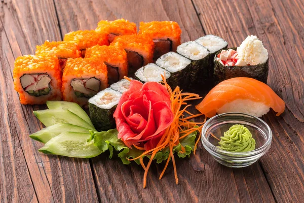 Set Sushi Mesa Madera Primer Plano Deliciosa Comida Japonesa Con —  Fotos de Stock