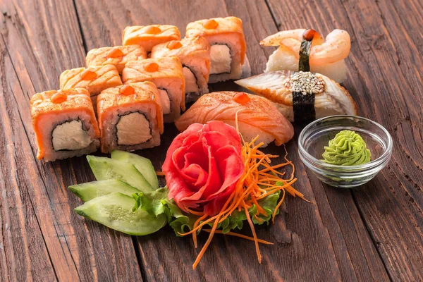 Set Sushi Mesa Madera Primer Plano Deliciosa Comida Japonesa Con — Foto de Stock