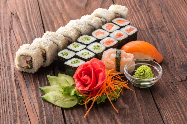 Set Sushi Mesa Madera Primer Plano Deliciosa Comida Japonesa Con — Foto de Stock