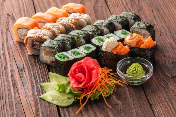 Set Sushi Mesa Madera Primer Plano Deliciosa Comida Japonesa Con — Foto de Stock