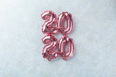 Beyaz arkaplanda pembe numara 2020.. 