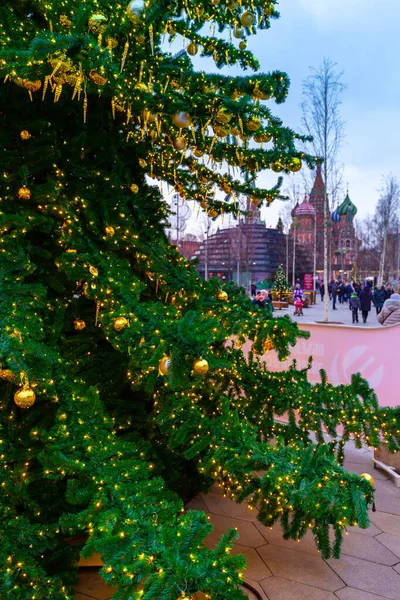 Decorações Ano Novo Férias Bolas Natal Galhos Árvore Perto Catedral — Fotografia de Stock