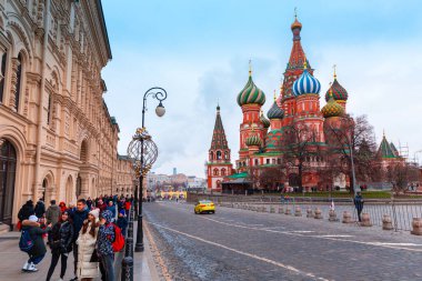 Moskova, Rusya - 29 Aralık 2019: Rusya 'nın başkentinde yeni yıl. Moskova 'da Noel. Kızıl kare. Moskova Kremlin. Sarı taksi..