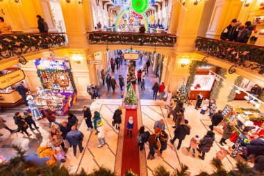 MOSCOW, RUSSIA - 29 Aralık 2020: Moskova, Rusya 'da GUM' un yeni yıl ve Noel süslemesi. Moskova 'daki Dışişleri Bakanlığı' nın Kızıl Meydan 'daki iç manzarası.