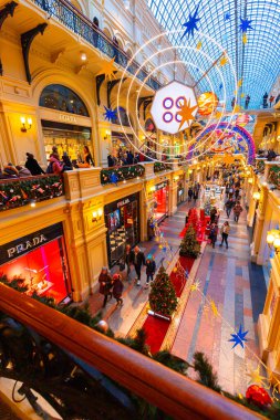 MOSCOW, RUSSIA - 29 Aralık 2020: Moskova, Rusya 'da GUM' un yeni yıl ve Noel süslemesi. Moskova 'daki Dışişleri Bakanlığı' nın Kızıl Meydan 'daki iç manzarası.