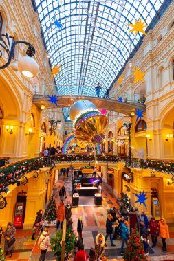 MOSCOW, RUSSIA - 29 Aralık 2020: Moskova, Rusya 'da GUM' un yeni yıl ve Noel süslemesi. Moskova 'daki Dışişleri Bakanlığı' nın Kızıl Meydan 'daki iç manzarası.