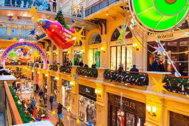 MOSCOW, RUSSIA - 29 Aralık 2020: Moskova, Rusya 'da GUM' un yeni yıl ve Noel süslemesi. Moskova 'daki Dışişleri Bakanlığı' nın Kızıl Meydan 'daki iç manzarası.