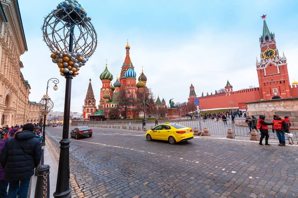俄罗斯莫斯科 2019年12月29日 在俄罗斯首都的新年 莫斯科的圣诞节红色方块 莫斯科克里姆林宫黄色出租车 — 图库照片