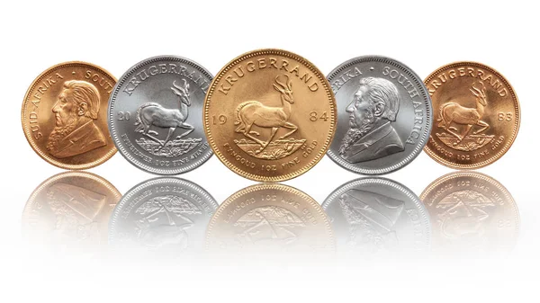 Sul-Africano Krugerrand onça prata e ouro moedas de ouro — Fotografia de Stock