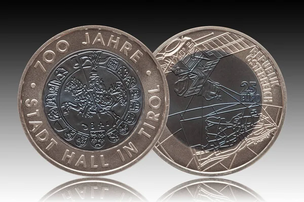 Αυστρία ασήμι niob κέρμα 25 25 ευρώ κομμένα 2003 απομονώνονται στο φόντο ντεγκραντέ — Φωτογραφία Αρχείου