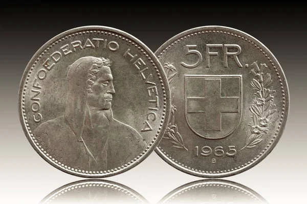 Ελβετία Ελβετικό κέρμα 5 5 φράγκο 1965 ασήμι απομονώνεται στο φόντο ντεγκραντέ — Φωτογραφία Αρχείου