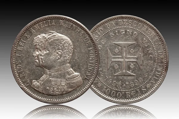 Portugal zilveren munt thousend 1000 reis geslagen 1898 Carlos en Amelia geïsoleerd op gradiënt achtergrond — Stockfoto