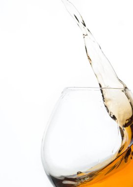 konyak şeffaf cam üzerinde beyaz izole sıçrama, yakın çekim 