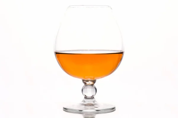 Helft Cognac Glazen Gevuld Met Bruin Drank Met Reflectie Wit — Stockfoto