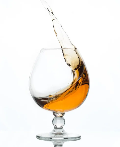 Éclaboussure Cognac Brun Verre Transparent Avec Réflexion Isolée Sur Blanc — Photo