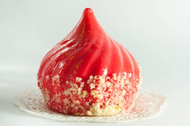 peçete ve gri beyaz toz ile kırmızı pasta 