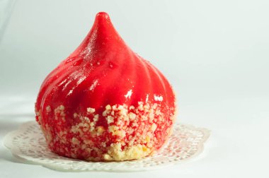 gri üzerinde beyaz peçete üzerinde toz ile kırmızı kek 