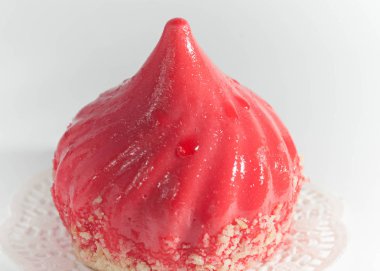 Grey peçete üzerinde beyaz toz pembe pasta 