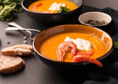 karides, karanlık kase ve ekmek, yeşil ve siyah arka plan üzerine kumaş ekşi ile kabak çorbası