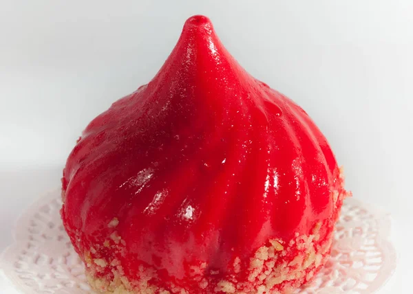 Nahaufnahme Von Rotem Kuchen Mit Puder Auf Weißer Serviette Auf — Stockfoto